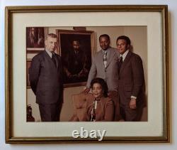 C. 1970s BLACK AFRICAN AMERICAN CIVIL RIGHTS ACTIVIST CORETTA KING w MLK portrait